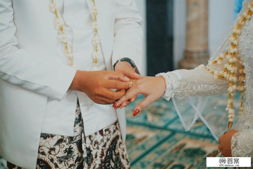 女朋友因为我不帮她还信用卡发脾气。还应该继续处下去么？