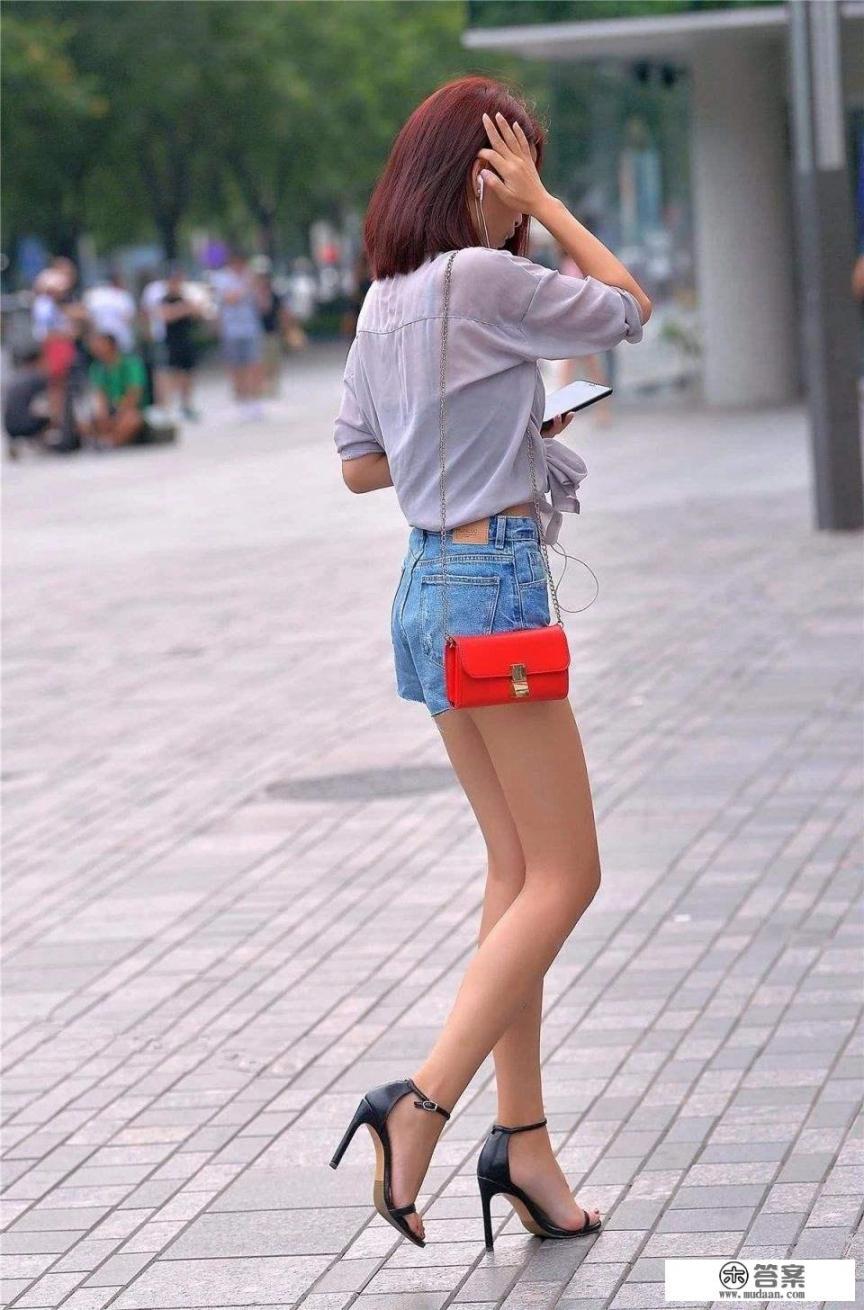 想拍一些好看的人像照，吊带背心、抹胸衣配牛仔短裤好不好看？