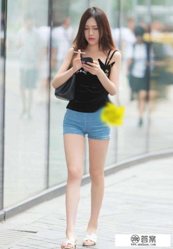 想拍一些好看的人像照，吊带背心、抹胸衣配牛仔短裤好不好看？