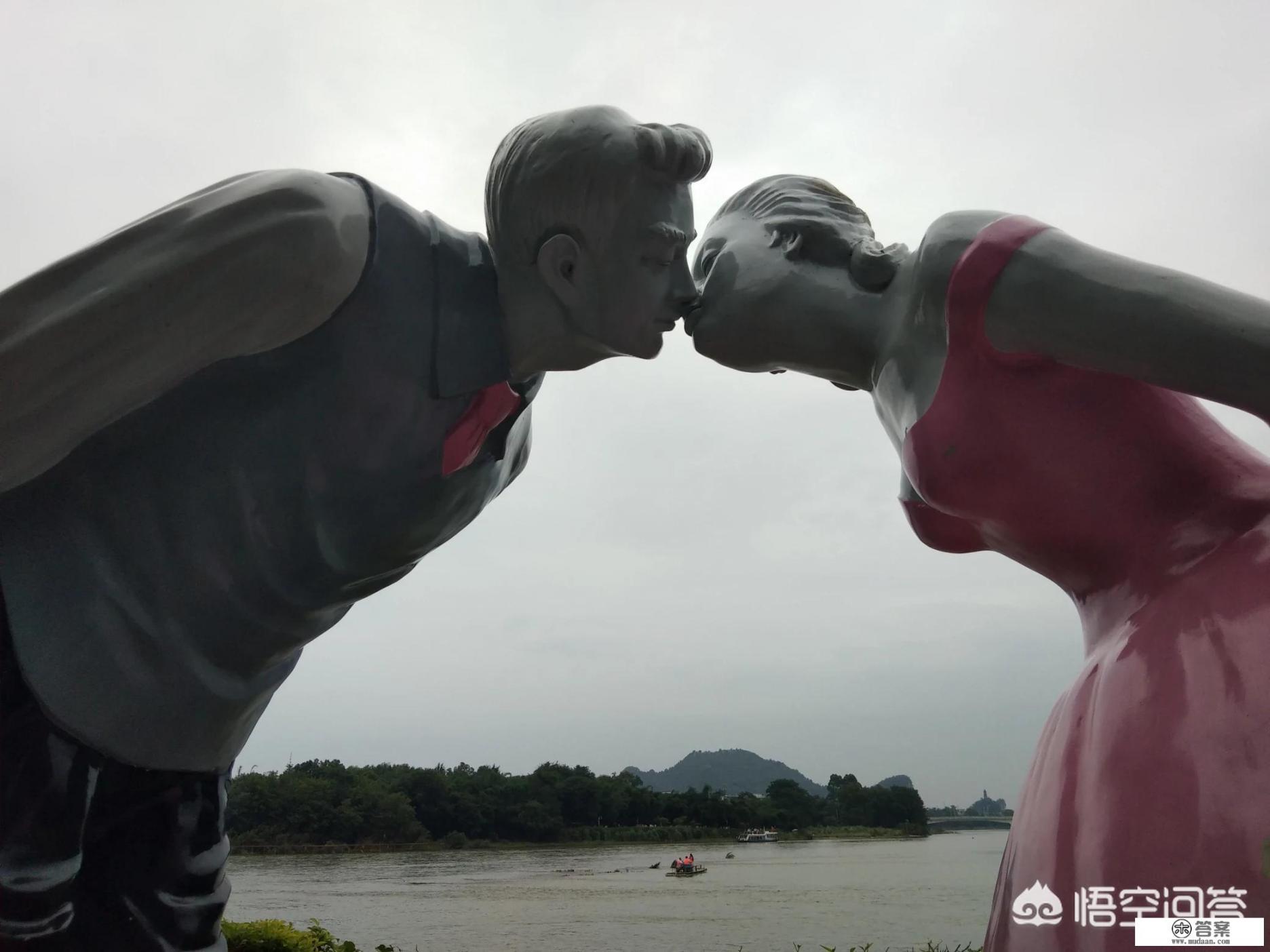 一个女的不喜欢你却又暗示喜欢你，但当你追她她又拒绝，什么心态？