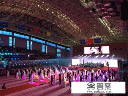 东北大学56对校友在校园举行集体婚礼，你喜欢这种方式吗？