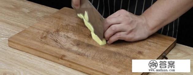 王刚红烧鱼头的家常做法？