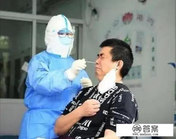 成都去张家界旅游回来确诊新冠，邻居也去了，我该举报她么？成都患者感染张家界后，邻居感染，是否需要举报邻居？