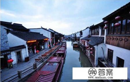 用一句拟人句写出苏州东方的威尼斯的小艇？