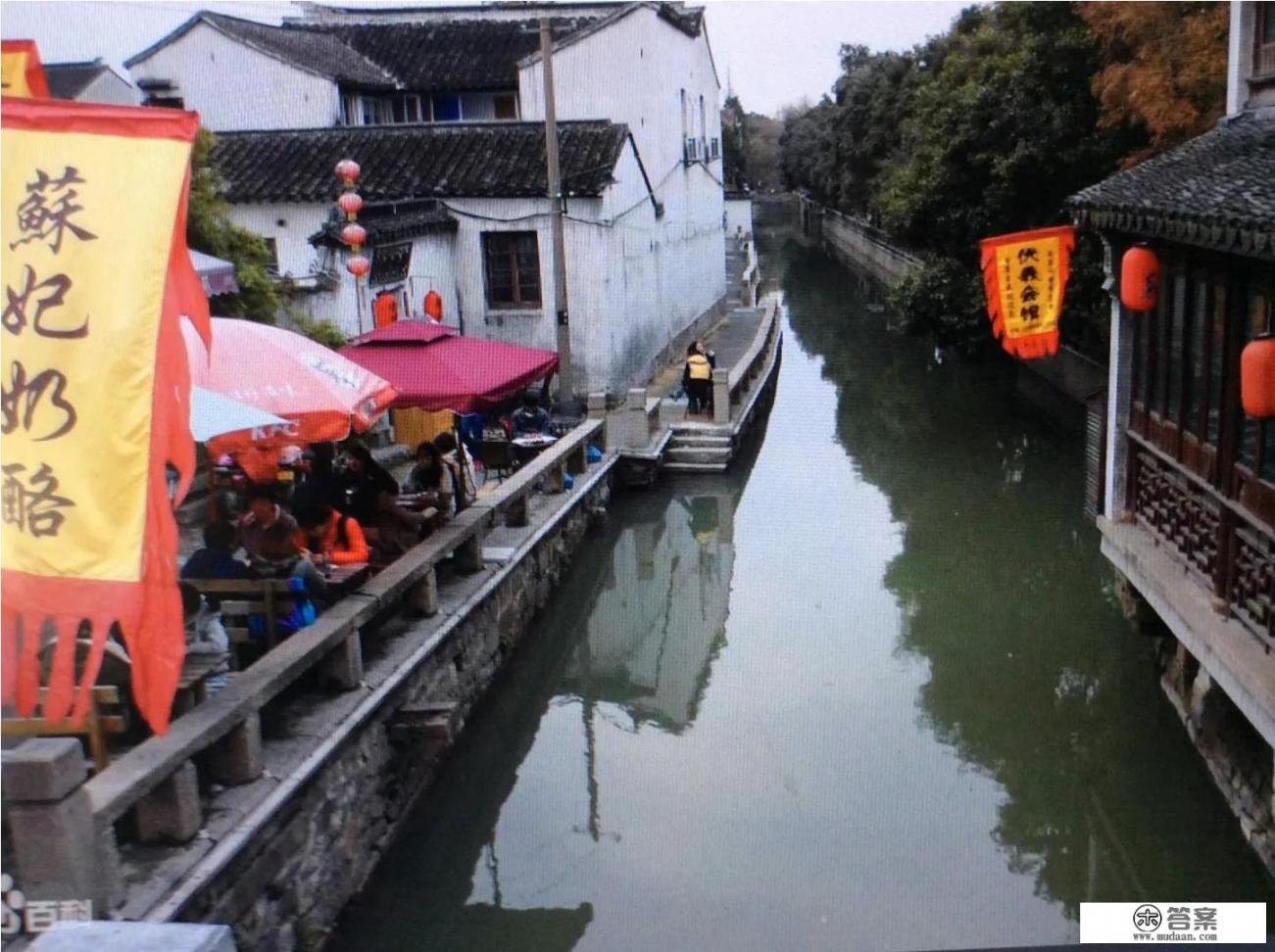 用一句拟人句写出苏州东方的威尼斯的小艇？