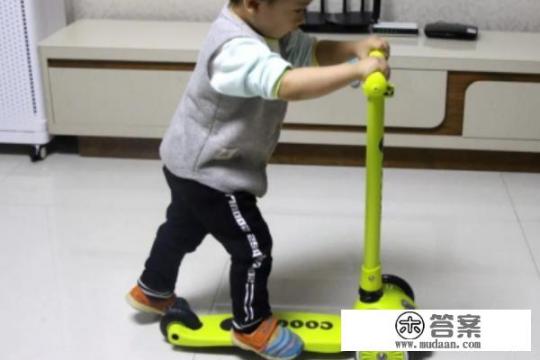 三轮滑板车怎么玩？如何入门和掌握三轮滑板车技巧？