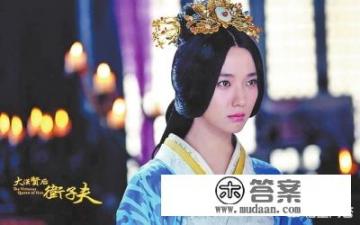 现代服饰比古代服饰更艳丽、款式更多样，为何有些艺人比较适合拍古装戏？