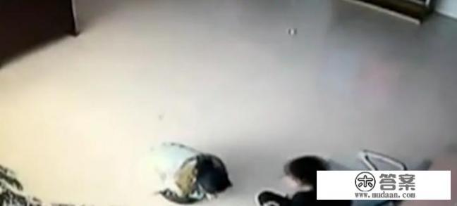 如何看待贵州安顺大学女教师频遭15岁儿子殴打，派出所里跪求断绝关系？