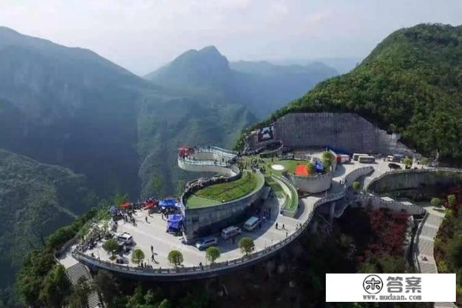 重庆好玩的地方太多了，谁能列个明细？不用太细，简明扼要？