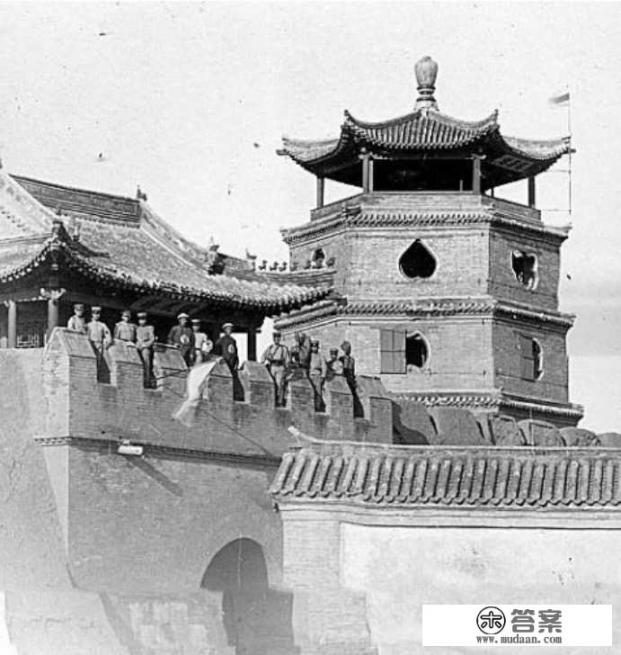 北京和天津在地缘上很接近，为什么北京话与天津话截然不同？