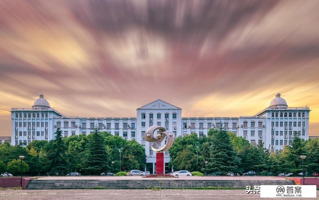 以初来者的眼光和视角 表达自己对大学的感受和认知？