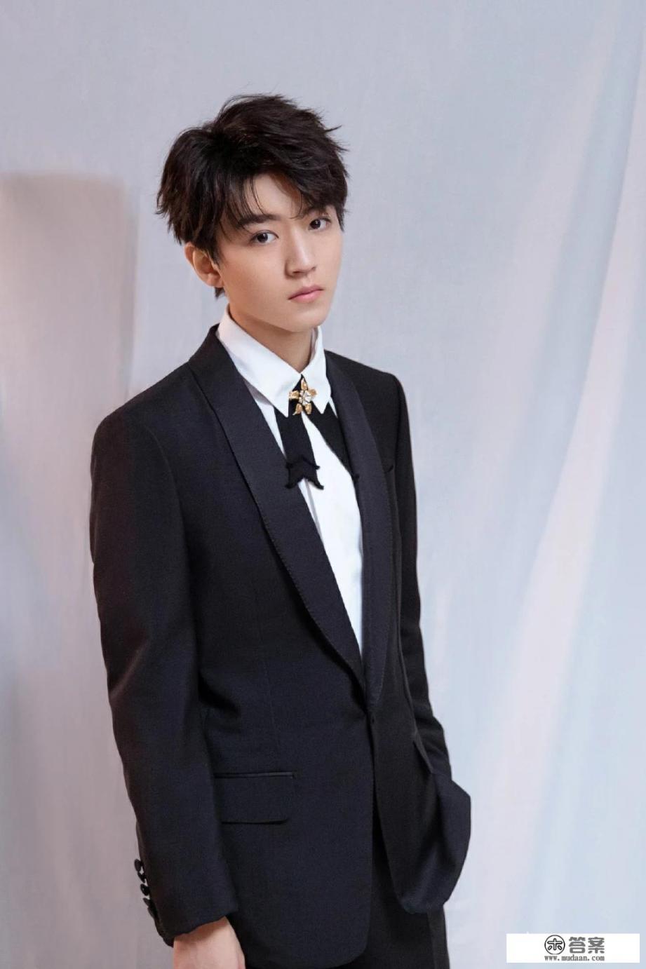 韩国fx在与湖南卫视跨年晚会上连线唱得两首歌都叫什么？