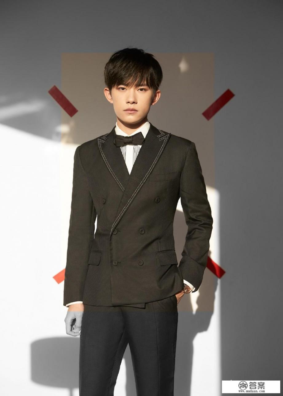 韩国fx在与湖南卫视跨年晚会上连线唱得两首歌都叫什么？