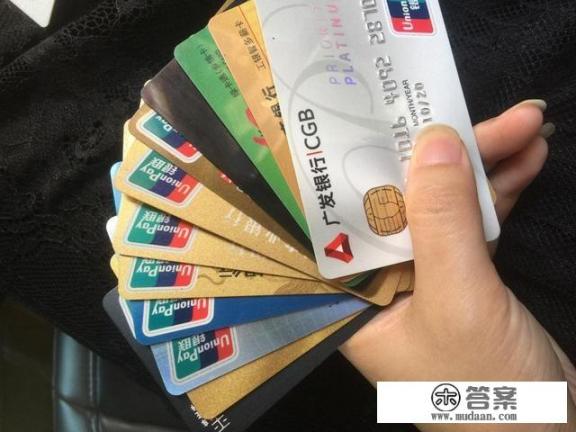 欠信用卡和网贷，应该先还哪个？