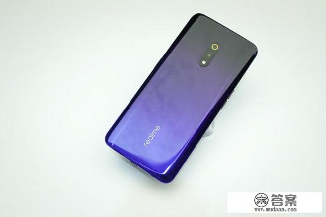 1000元左右的智能手机，买给50多岁的父母用，有什么性价比高的推荐？