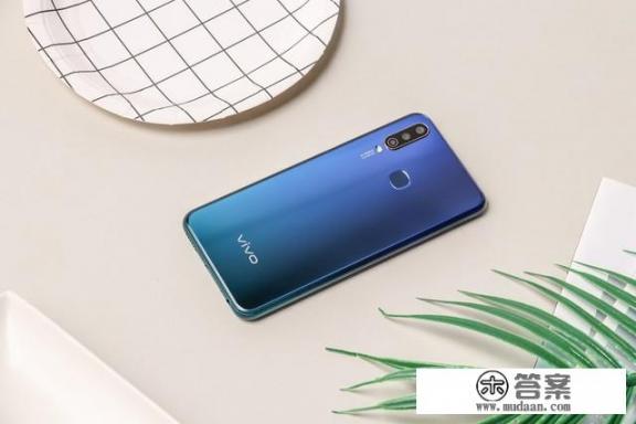 1000元左右的智能手机，买给50多岁的父母用，有什么性价比高的推荐？