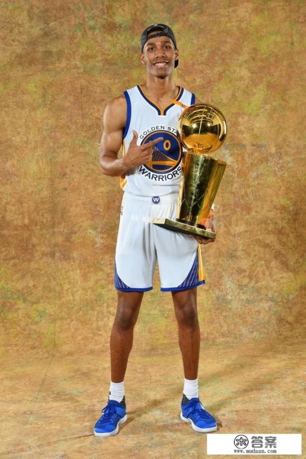 总冠军戒指是一人一个吗？