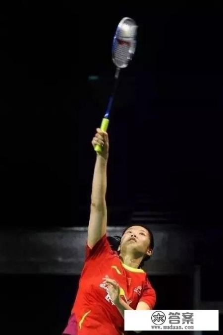 大学体育羽毛球标准？