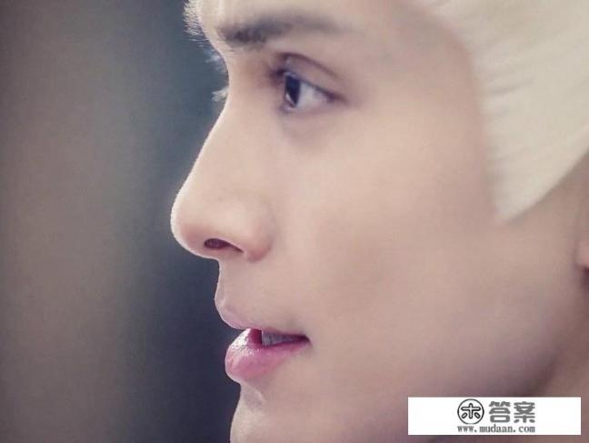 东华帝君为什么救凤九功力失去一半？