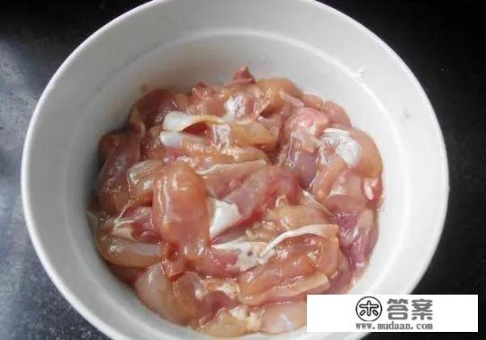 干木耳炒鸡肉的做法? 干木耳炒鸡肉的做法?