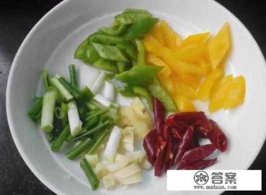 干木耳炒鸡肉的做法? 干木耳炒鸡肉的做法?