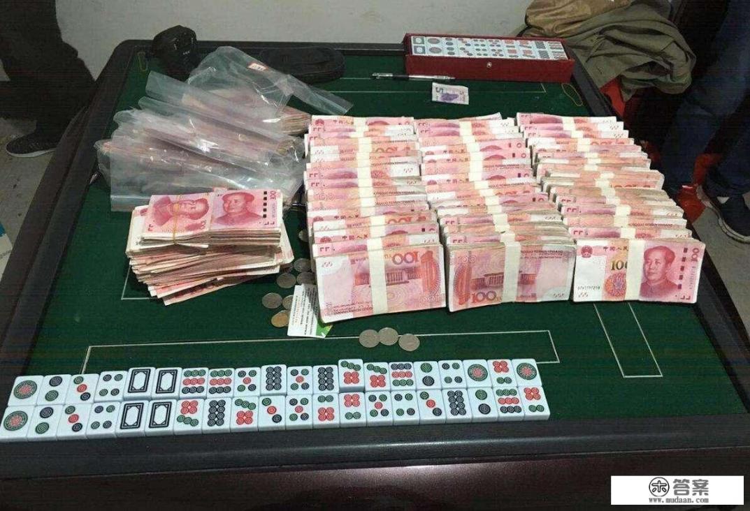 结婚十二年了老公挣钱不交公，现在信贷30万，经常刷我的信用卡，这样的老公正常吗？