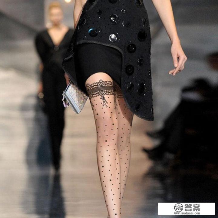 黑色蕾丝裙可以搭配肉色裤袜吗? 黑色蕾丝裙可以搭配肉色裤袜吗?