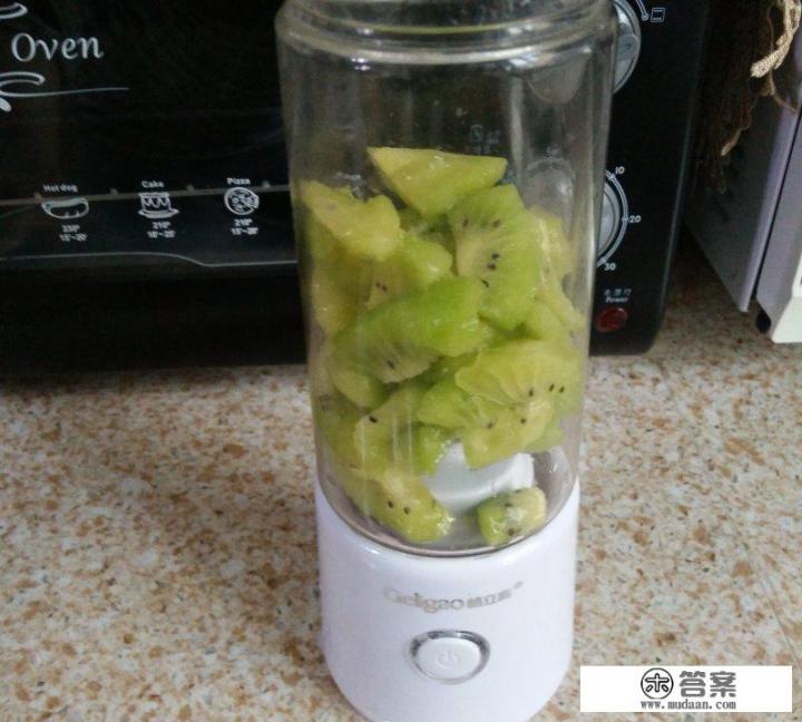 猕猴桃汁怎么榨好喝，鲜榨猕猴桃汁需要兑水吗？