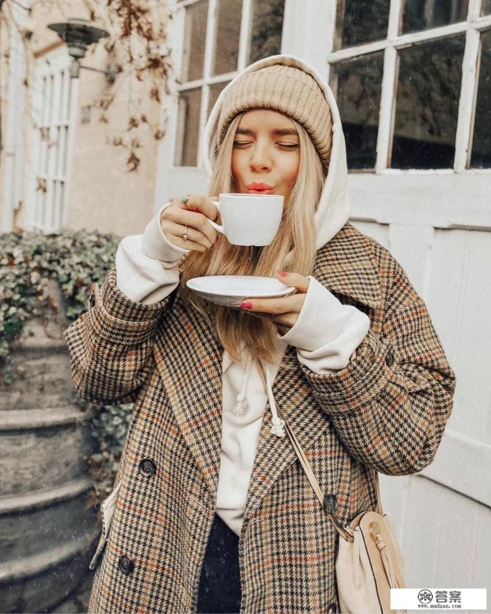 很多博主都在穿连帽卫衣配大衣,感觉还蛮好看的,有哪些时尚搭配值得参考呢? 很多博主都在穿连帽卫衣配大衣,感觉还蛮好看的,有哪些时尚搭配值得参考呢?