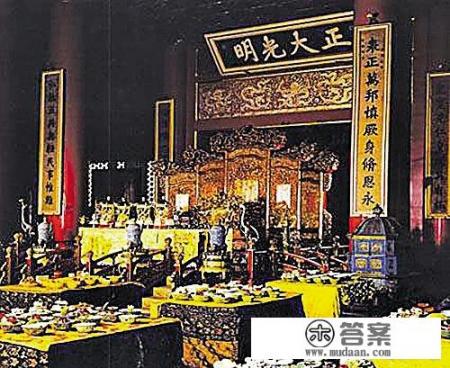 皇宫里过年的时候怎样吃团圆饭？