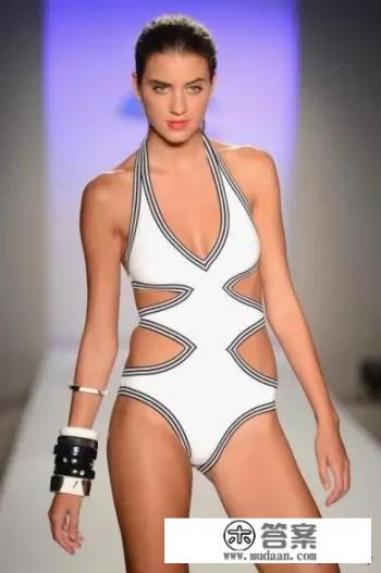 如何搭配泳装或者比基尼既凸显气质又不失性感呢? 如何搭配泳装或者比基尼既凸显气质又不失性感呢?