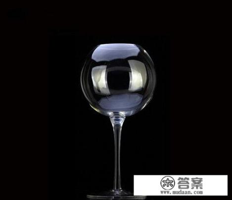 红葡萄酒杯与白葡萄酒杯有哪些区别?红葡萄酒? 红葡萄酒杯与白葡萄酒杯有哪些区别?红葡萄酒?