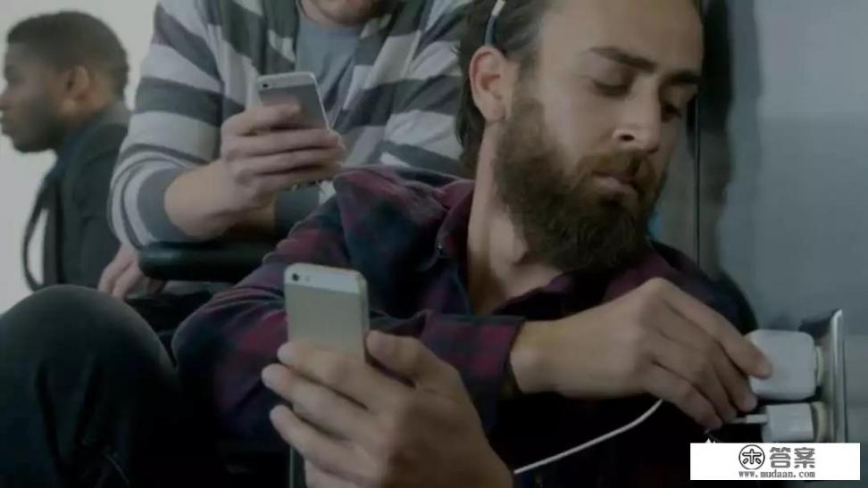 三星为什么又双叒叕发广告怼苹果？