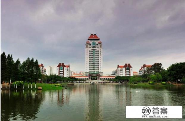 美术类的是上东南大学好还是厦门大学好？