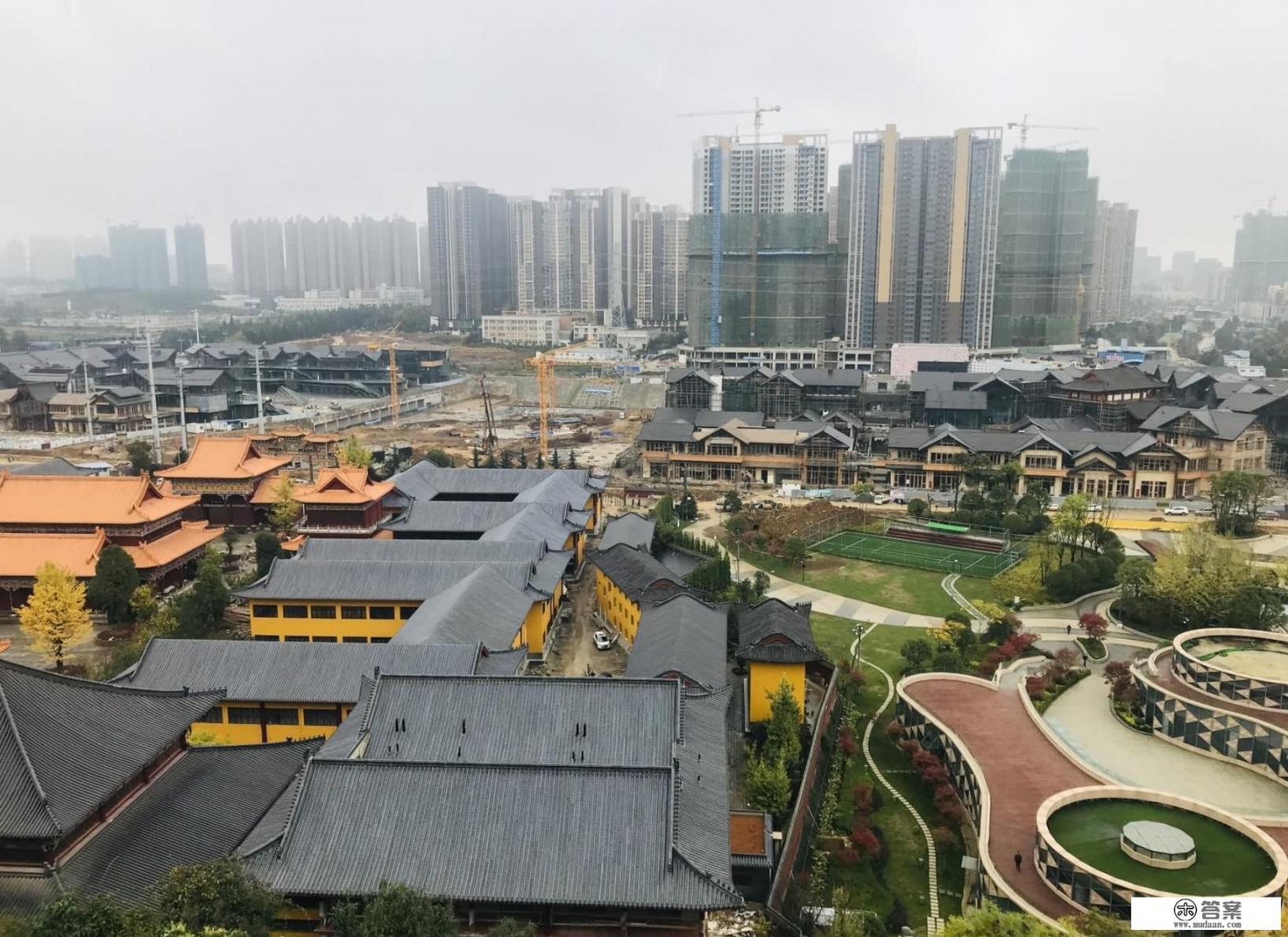 贵阳白云、花溪都有地铁，2号线和3号线，各自未来中心商圈在哪？