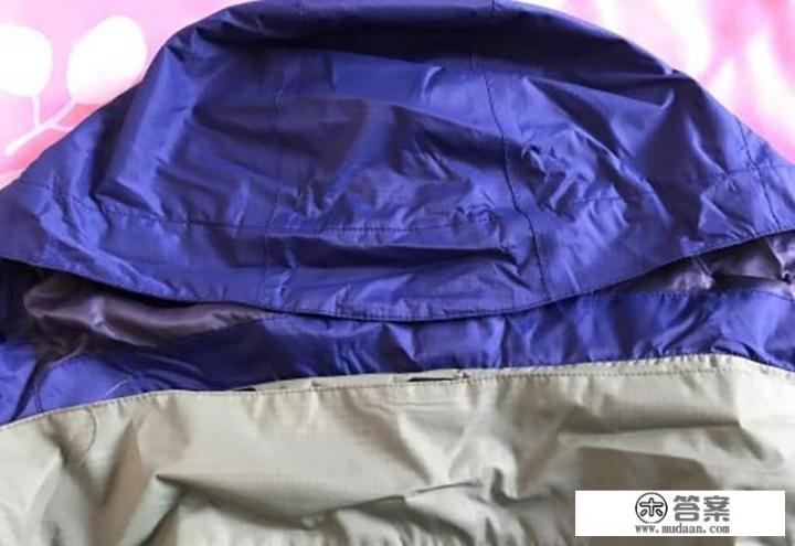 北面冲锋衣1990帽子怎么折？