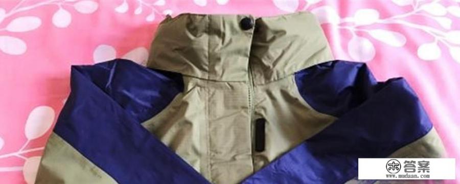 北面冲锋衣1990帽子怎么折？