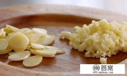 蒜泥隔夜放为什么会变绿？