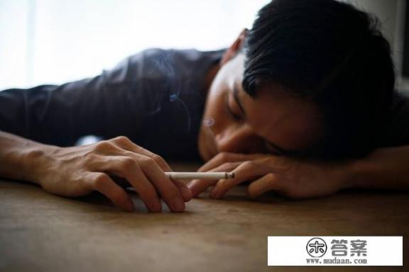 抽烟的人不容易感染奥密克戎病毒，是真的吗？