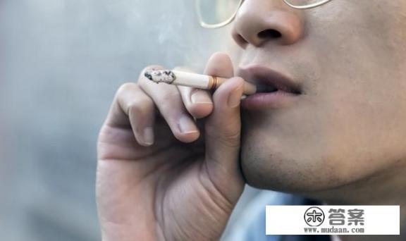 抽烟的人不容易感染奥密克戎病毒，是真的吗？