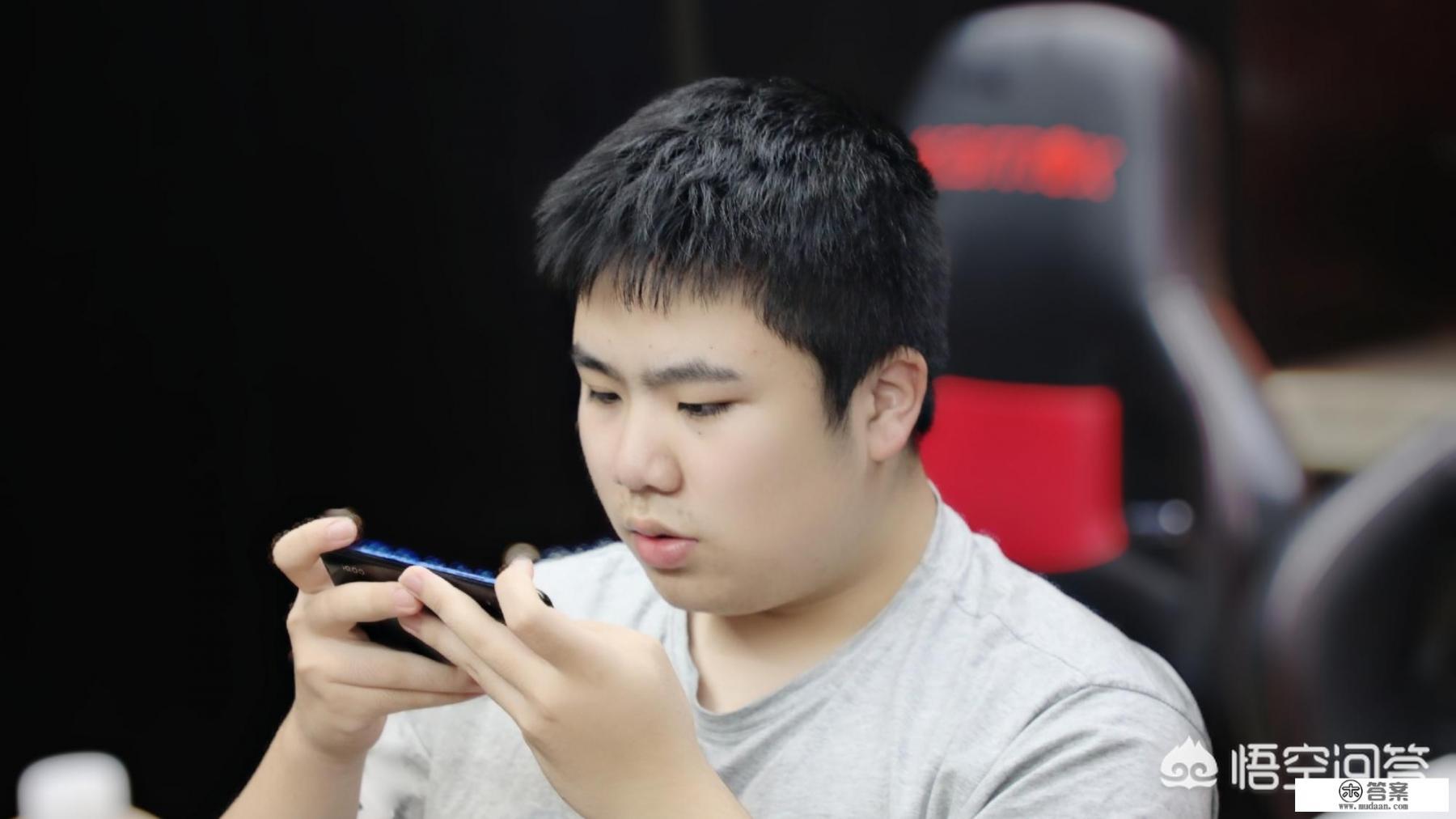 Rw侠大赛经验不足，第1中单杨过“花样被切”，张角BP被T将军碾压，Rw侠心态是否不好？