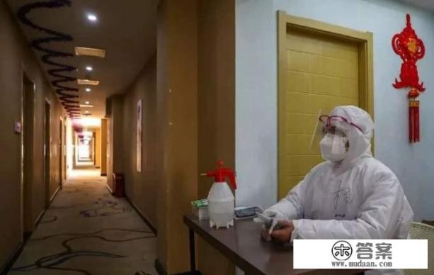 被关在隔离点的密切接触者检测阳性无症状，会传染到工作人员吗？