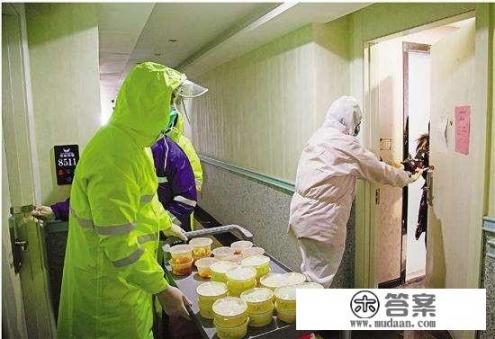 被关在隔离点的密切接触者检测阳性无症状，会传染到工作人员吗？