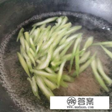 腐竹青菜还有花生怎么拌凉菜？