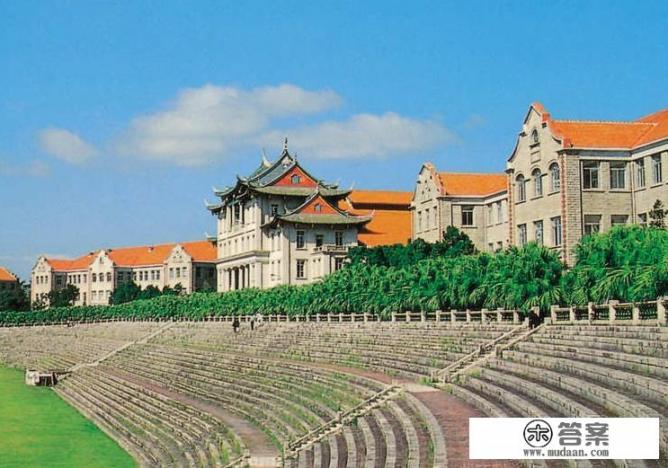 厦门大学真的有靠海吗，那里环境各方面如何？