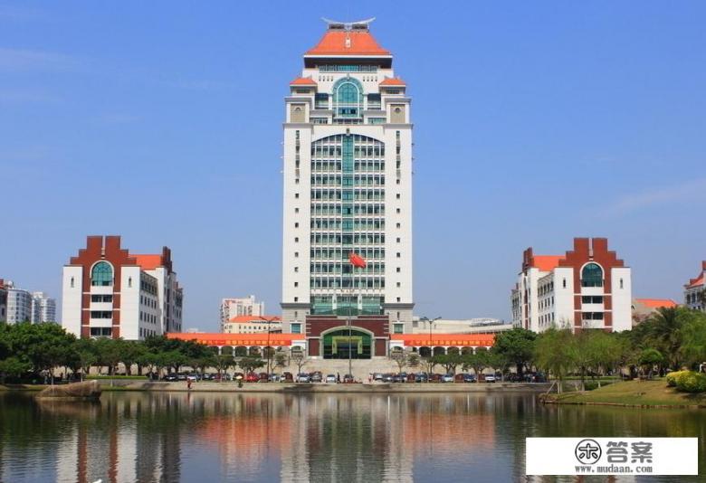 厦门大学真的有靠海吗，那里环境各方面如何？
