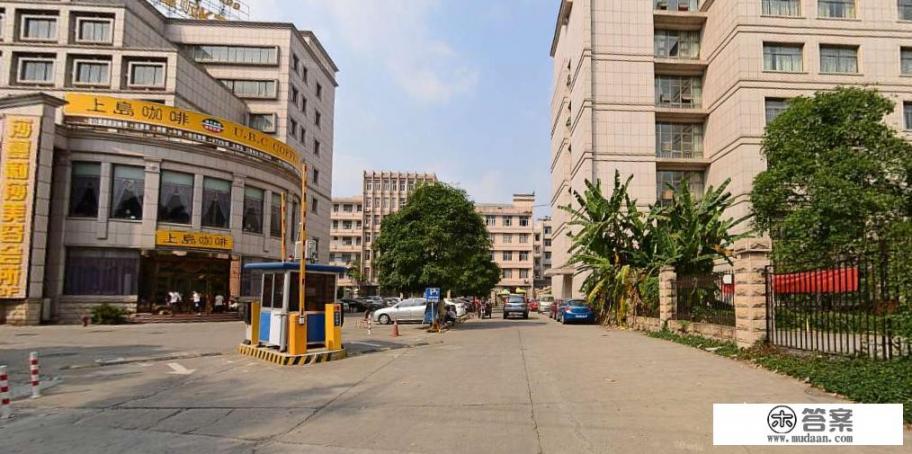 朝阳广场到广西大学正门打的要多久？坐公交车呢？周六周日堵车吗？