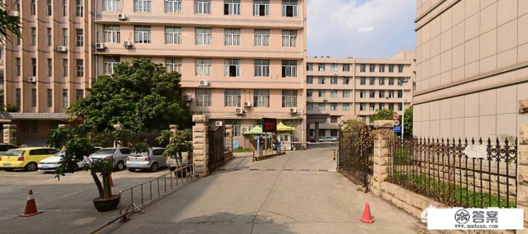 朝阳广场到广西大学正门打的要多久？坐公交车呢？周六周日堵车吗？