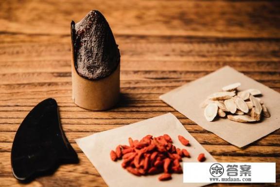 感染新冠肺炎后，嗓子如刀割，可以吃点抗生素吗？