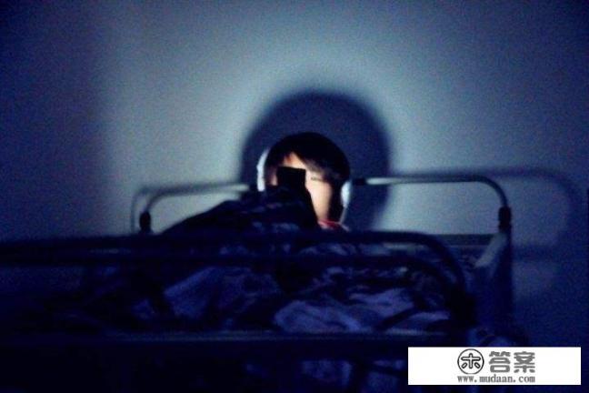 初三学生沉迷手游，反锁门天天熬夜打游戏，不洗澡不洗脚不漱嘴不脱衣，学习下降，怎么办？